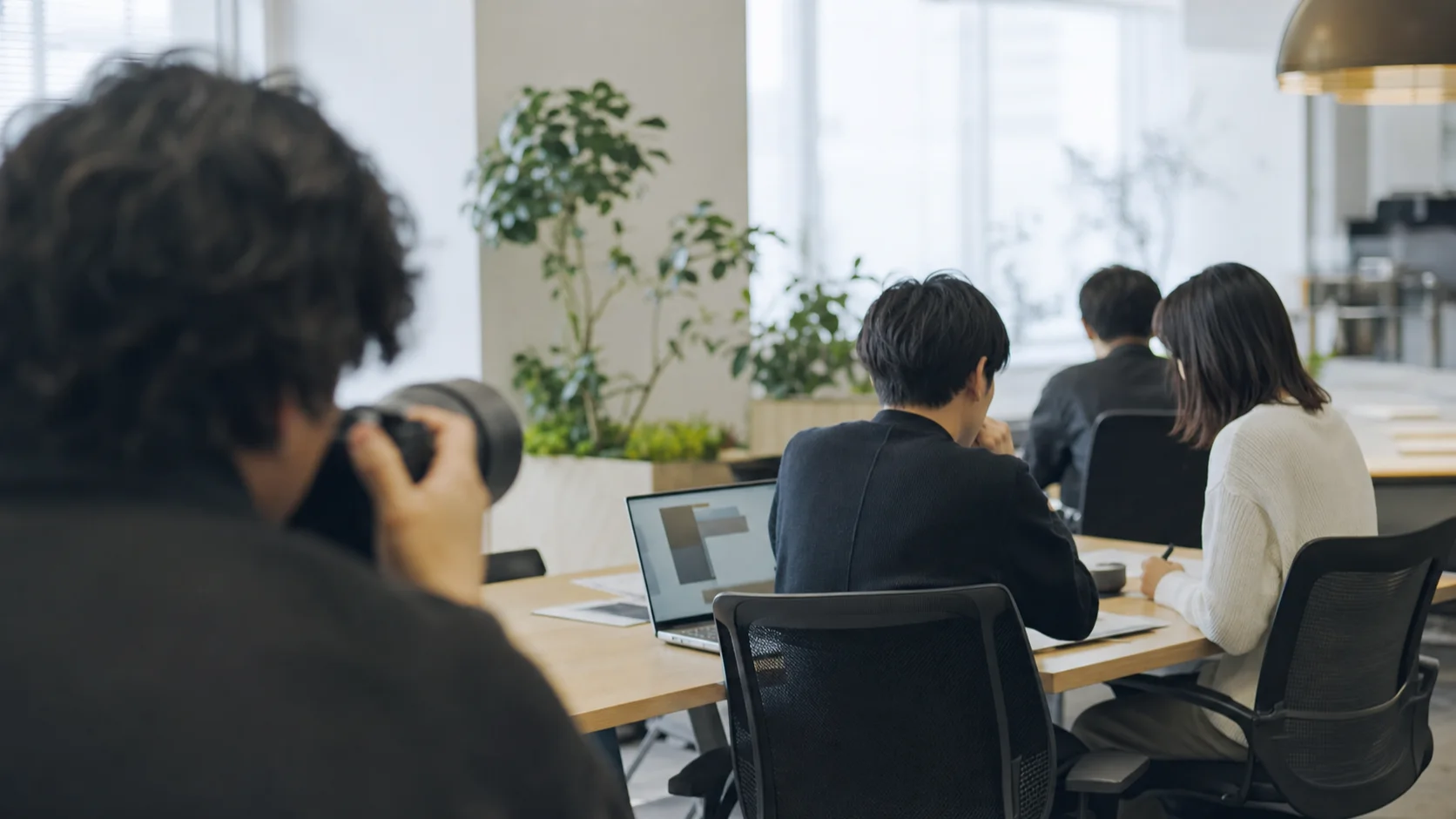 オフィスで社員が働いている様子を撮影している職場風景撮影のイメージカット
